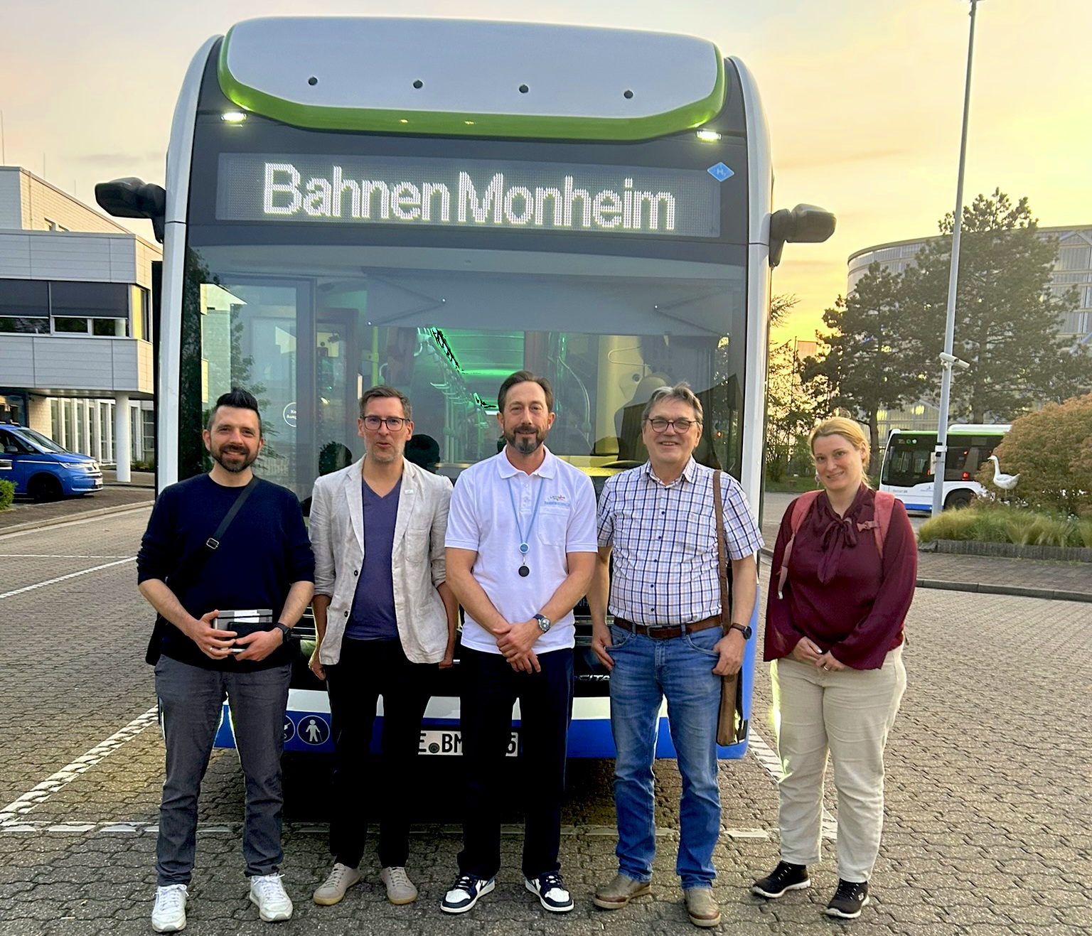 Vertreter der FDP und BSM vor einem Mercedes Elektro-Bus